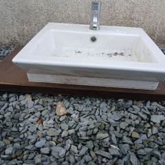 2x sinks floating