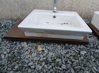 2x sinks floating