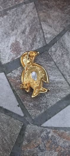 Vintage jewelry is sold individually for 5 to 10 euros