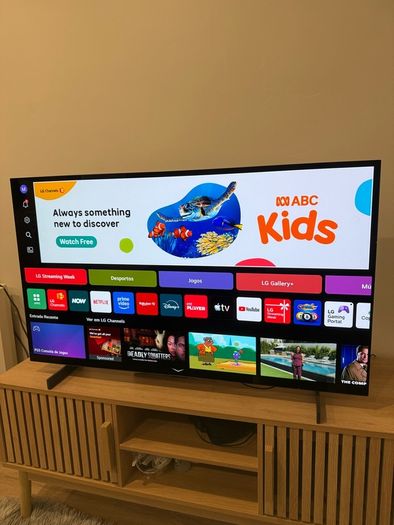 LG OLED C4 42 - 4K Smart TV - Excellent Condition