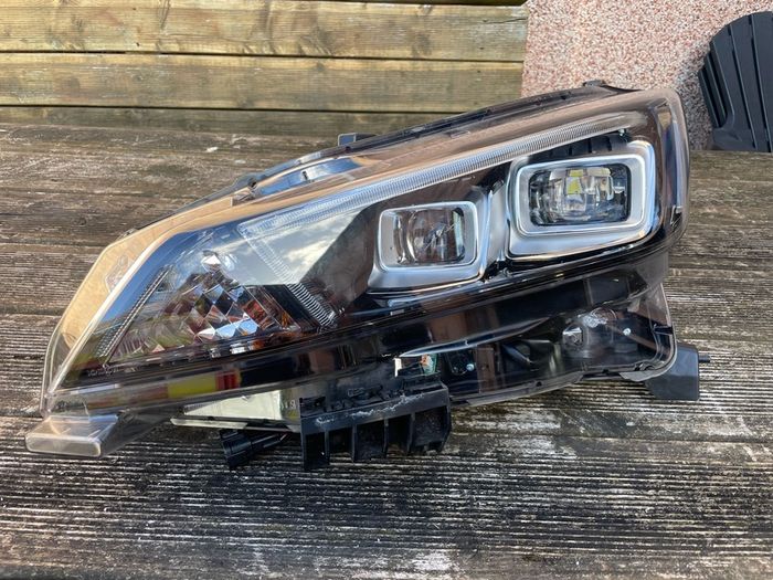 Nissan Leaf Headlight Passenger Side 2019