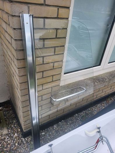 bath and shower screen