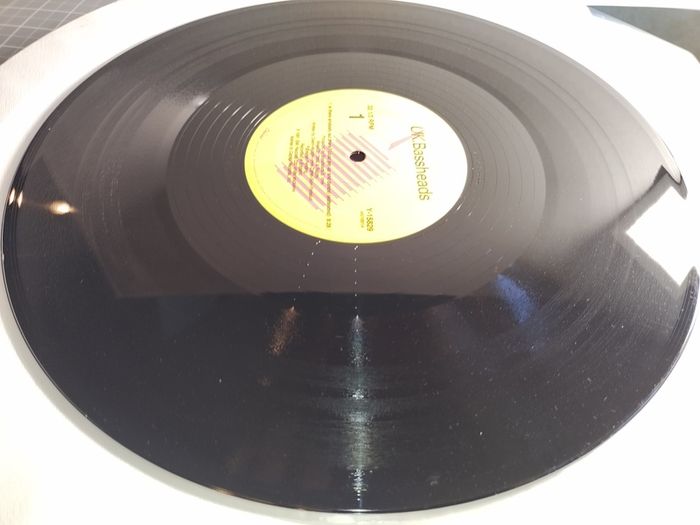 Bassheads - Is There Anybody Out There? - Deconstruction Records - BANGIN 90s Piano ACID Vocal HOUSE BANGER!
