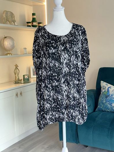 Ladies Black & White Short Sleeved Top from Kaffa Curve Size: UK 20 / EU 48