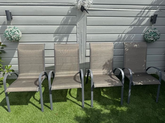 garden table and chairs