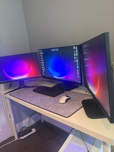High-end Gaming setup - Ryzen 7 7700x / RX 7800 XT / Triple monitors