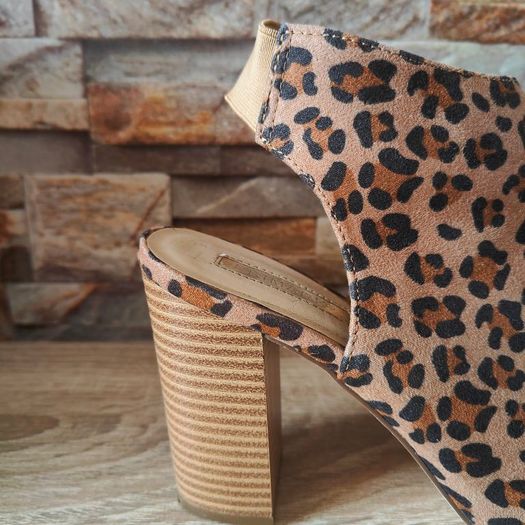 Leopard print sandals, size 6
