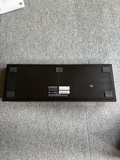Komplete Kontrol m32 midi keyboard