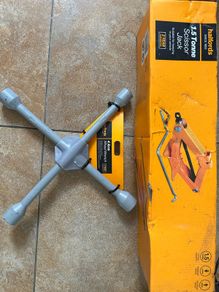 Car jack + 4 arm wheel wrench
