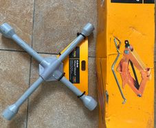 Car jack + 4 arm wheel wrench