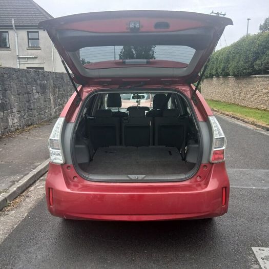 Toyota Prius Alpha 2014