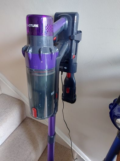 Smoture Cordless Vacuum Cleaner, model VAC02, in excellent condition, great suction, plus charger and accessories