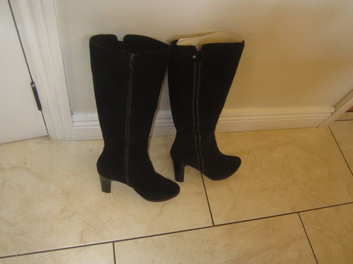 Bellissimo   talll black suede boots size 5