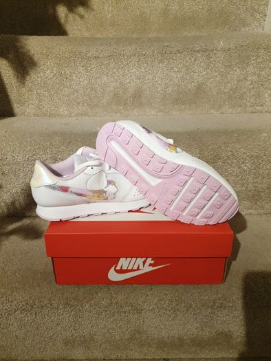 New Nike trainers size 4uk