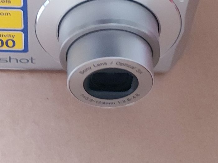 Sony Cyber-Shot Model DSC-S650, 7.2 Megapixels, Takes 2 x AA Baterys, in excellent working and cosmetic condition