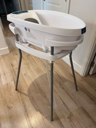 Aqua scale baby bath tub