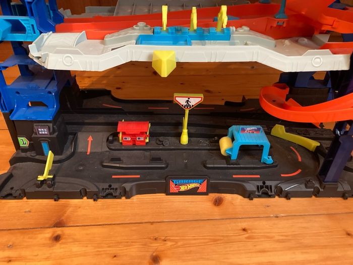 Hotwheels ultimate garage