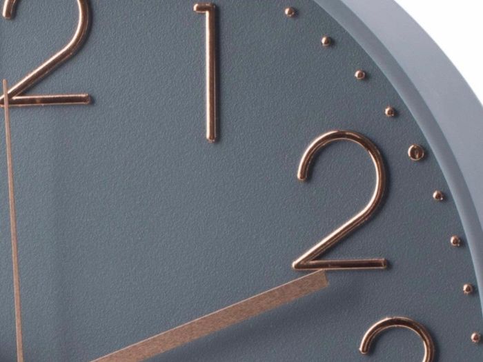 Wall Clock Battery Operated Silent Non-ticking Wall Clock 12 Inch Modern Quartz Design