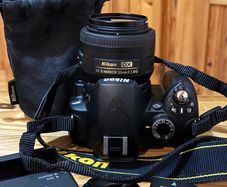 Nikon D60 Dslr Camera + Af-s Nikkor 35mm F/1.8g Dx Lens Bundle