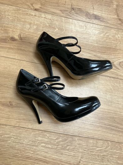 Black patent Carvella shoes