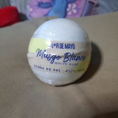 white musk bath bomb