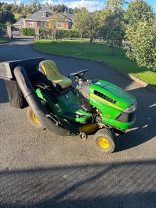 John Deere LA120 Ride on mower