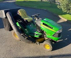 John Deere LA120 Ride on mower