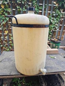 Liquid container