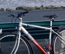 Raleigh bike + 2 Helmets