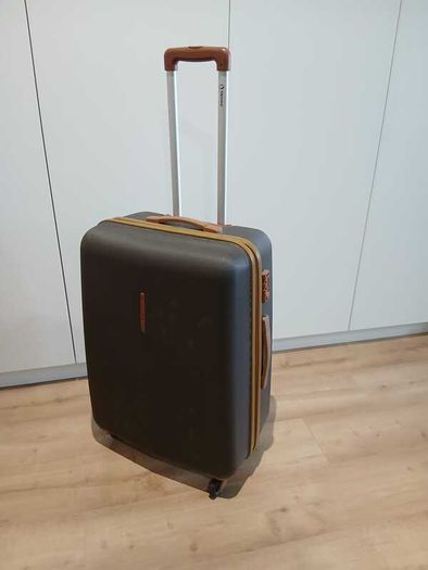 Large Hard Shell Suitcase 67cm: Wheeled Travel Luggage