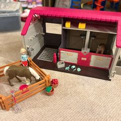 Lori Horse Haven Barn Set