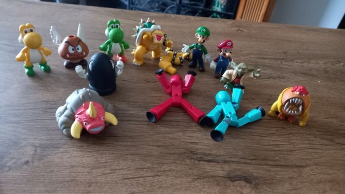 Action figures super Mario( mixed with others(