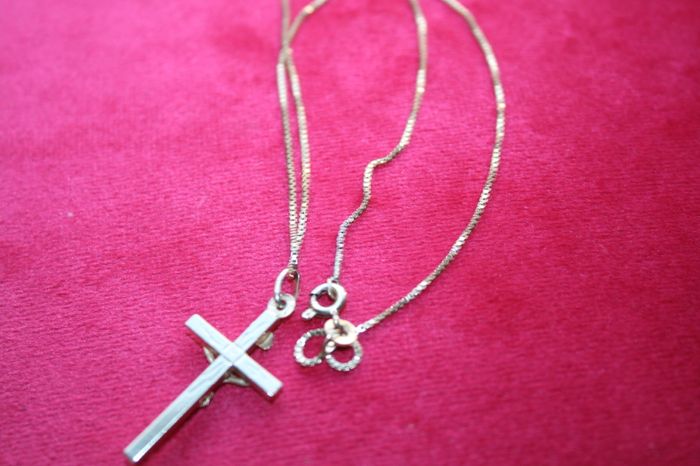 9ct Yellow Gold 375 Pendant Cross on a 9ct Yellow Gold 375 Chain Necklaces 3,5g