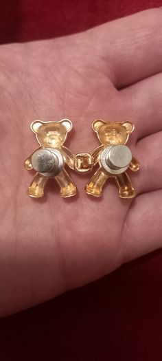 Vintage jewelry is sold individually for 5 to 10 euros