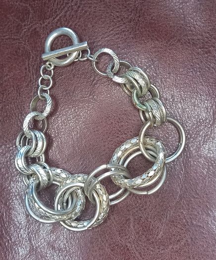 Vintage jewelry is sold individually for 5 to 10 euros