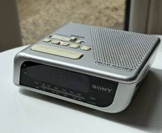Sony Dream Machine ICF-C205 Vintage FM/AM Clock Radio - Classic Silver Design