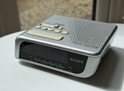 Sony Dream Machine ICF-C205 Vintage FM/AM Clock Radio - Classic Silver Design