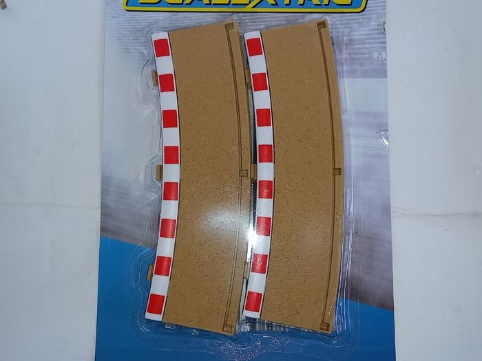 Scalextric C8224: New Radius 3 Outer Borders & Barriers x4  (R3)