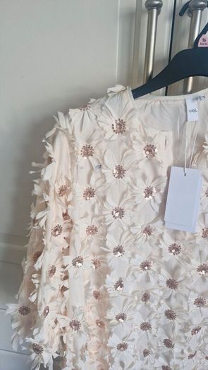 Absolutely stunning yas dress.