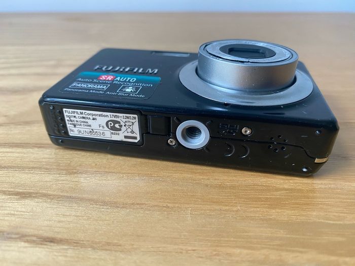 Fujifilm Finepix J30 Digital Camera 12.2 Megapixels ZOOM Issue FOR PARTS OR REPAIR