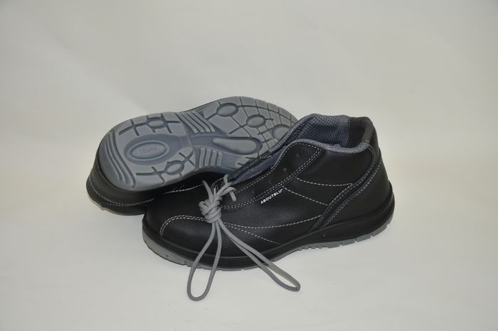 Safety boots