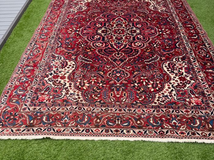 Magnificent Large Persian Bakhtiari Rug | Hand-Knotted Wool | 380cm X 260cm