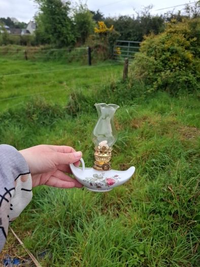 Porcelain oil lamp postage possible