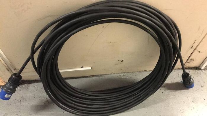40 Meters 3 x 6 mm SWA with 2 32A Male Plugs
