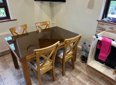 Kitchen/dining table