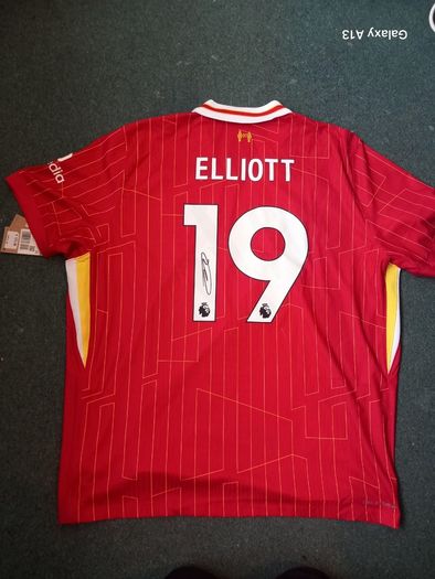 Liverpools Harvey Elliot signed Shirt