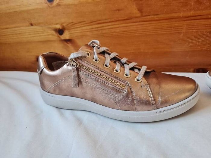 Clarks nallie Rose gold size 6D eu 39 leather Zip and lace closure In excellent condition