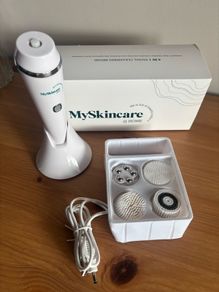 Facial cleansing brush