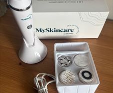 Facial cleansing brush