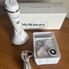 Facial cleansing brush